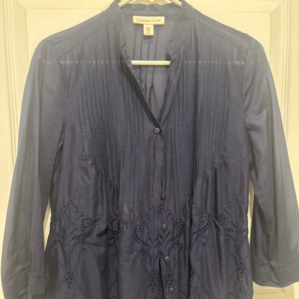 WOMEN'S L/S ORNATE BLOUSE. PS.  6-8.  Very good condition.